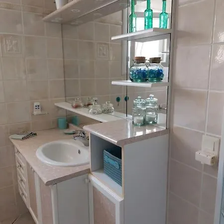 Une Pause Dans Le Sud. 98 M2.plain Pied. Piscine . Casa de Férias *