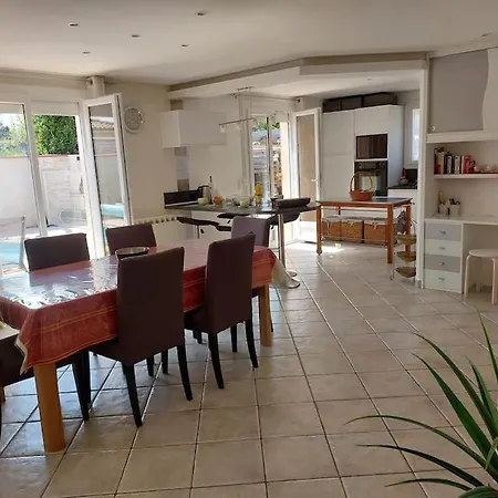 Casa de Férias Une Pause Dans Le Sud. 98 M2.plain Pied. Piscine . Villemolaque