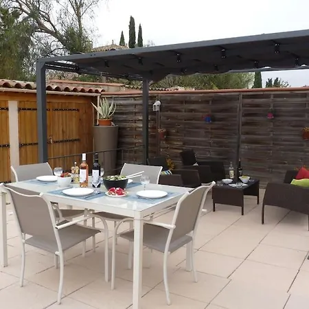 Une Pause Dans Le Sud. 98 M2.plain Pied. Piscine . Casa de Férias *